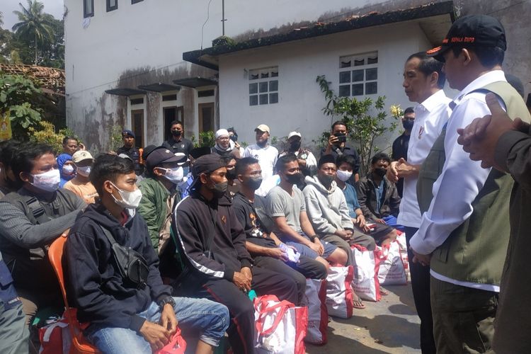 Presiden Joko Widodo saat berdialog dengan warga korban gempa Cianjur yang berada di SD Negeri Cugenang, Cianjur, Kamis (25/11/2022).,