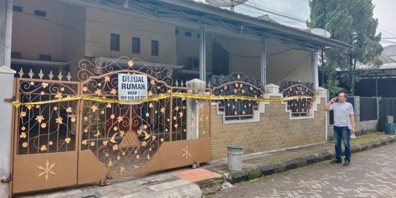 Kondisi rumah di Anggrek Regency Sumedang dipasangi garis Polisi, Kamis (6/1/2022)  