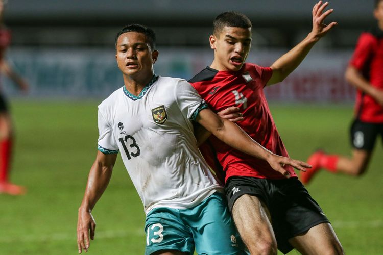 Pemain timnas U17 Indonesia Azzaky Esa Erlangga berebut bola dengan pemain timnas U17 Palestina Ibrahim Alfuqaha pada laga Kualifikasi Piala Asia U17 2023 di Stadion Pakansari, Kabupaten Bogor, Jumat (7/10/2022). Indonesia menang dengan skor 2-0.