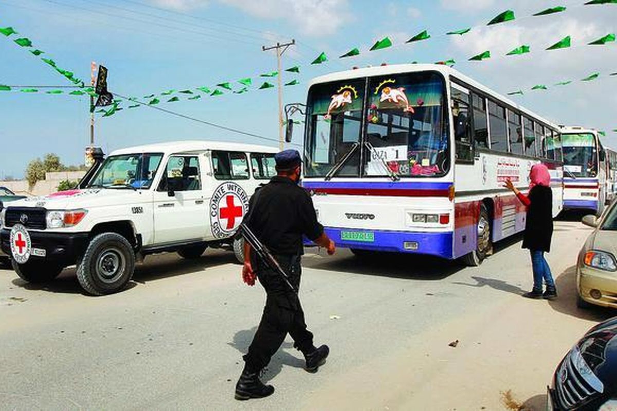 Kendaraan-kendaraan Palang Merah Internasional dari Mesir tiba di Rafah di selatan Jalur Gaza, Senin (17/10). Kendaraan-kendaraan itu akan digunakan untuk memulangkan tahanan Palestina dari Israel ke Gaza. Sebanyak 1.027 tahanan Palestina akan dilepaskan Israel untuk ditukar dengan seorang prajurit Israel, Gilad Shalt, yang ditahan Palestina sejak tahun 2006. 