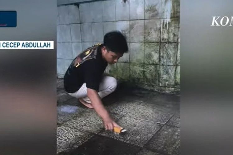 Viral di media sosial, video seorang pemuda sedang bersih-bersih toilet dan tempat wudu di masjid.  Pria itu benama Muhammad Cecep Abdullah, seorang penjual cilok di Sukabumi.