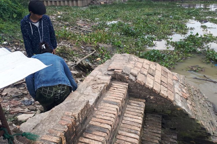 Penemuan tangga dipinggiran sungai Musi di Kelurahan Kuto Batu, Kecamatan Ilir Timur III, Palembang, Sumatera Selatan, Jumat (14/9/2018).