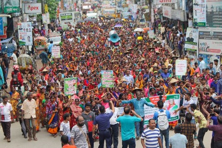 Pekerja kebun teh Bangladesh memprotes di Srimangal pada 13 Agustus 2022.