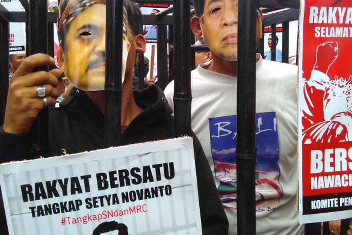 Massa bertopeng Setya Novanto dan Riza Chalid dipenjara di depan Gedung KPK, Jakarta, Selasa (15/12/2015). Aksi tersebut mendesak aparat penegak hukum menangkap Riza dan Novanto.