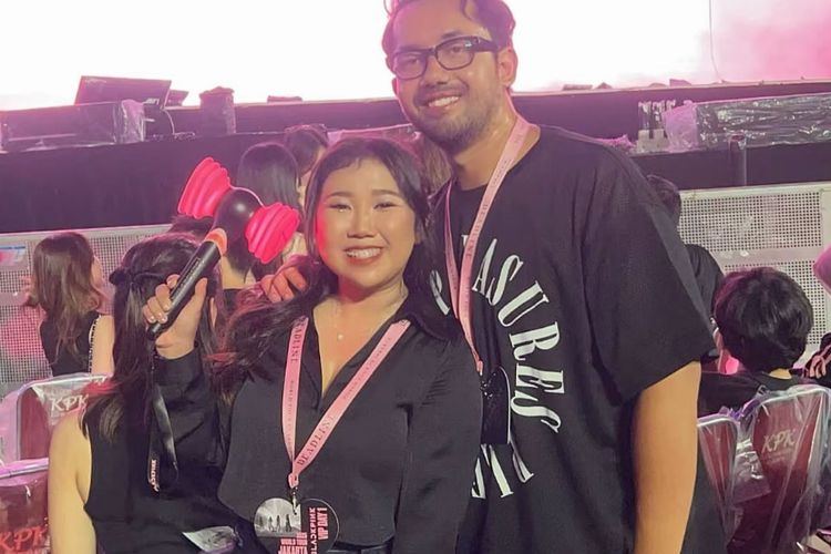 Para seleb tampil stylish saat menonton konser BLACKPINK di Jakarta. Dari nuansa pink?hitam hingga gaya kasual yang chic, semua tampil standout.