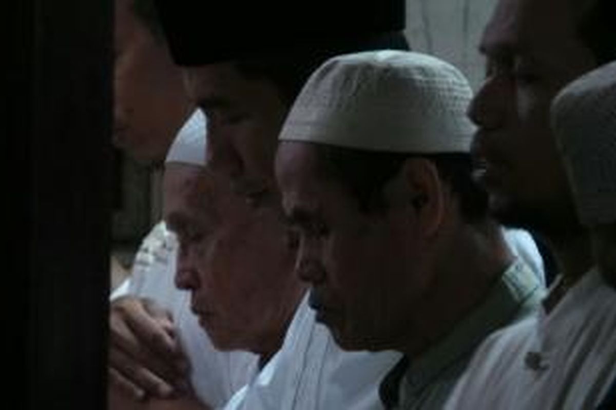 Gubernur DKI Jakarta Joko Widodo (berpeci hitam) tampak berada di antara warga biasa saat menjalankan ibadah shalat tarawih di Masjid At Tawakkal, di permukiman padat penduduk kawasan Menteng, Jakarta Pusat, Selasa (9/7/2013).