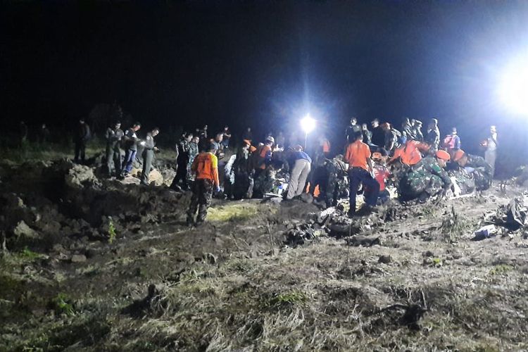 Petugas gabungan dari jajaran TNI, Polri, BPBD, hingga tim relawan dikerahkan untuk mengevakuasi puing pesawat di Desa Nginggil, Kecamatan Kradenan, Kabupaten Blora, Jawa Tengah.