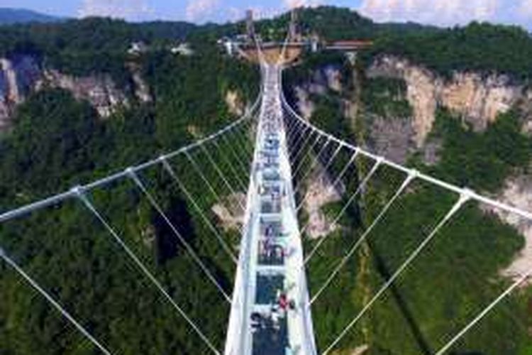 Jembatan kaca ini memilik panjang 430 meter dan terbentang di ketinggian 300 meter di taman nasional Zhangjiajie, China.