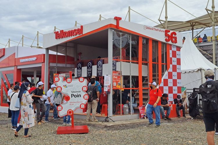 Telkomsel membuka booth pelayanan konsumen di ajang Pertamina Grand Prix of Indonesia yang digelar di Sirkuit Internasional Mandalika, Lombok, Nusa Tenggara Barat (NTB), 18-20 Maret 2022.