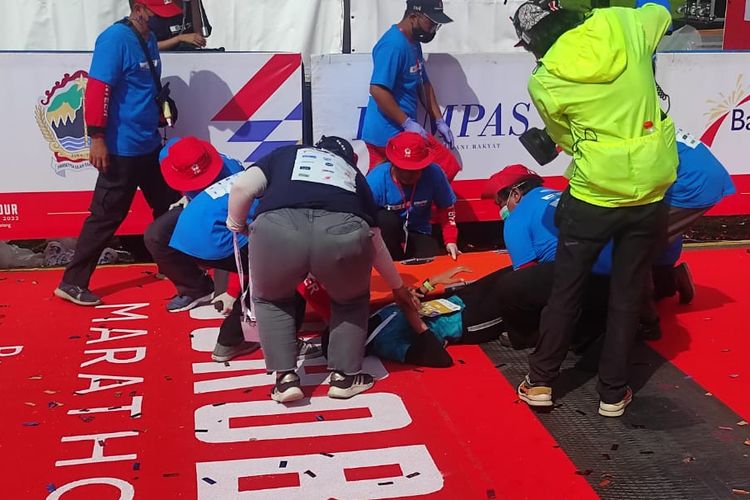 Yulianti Utari mendapat pertolongan dari tim medis usai menyelesaikan lomba Women's Elite Race Borobudur Marathon 2022 yang digelar di Taman Lumbini, Candi Borobudur, Magelang, Jawa Tengah, pada Sabtu (12/11/2022). Yulianti Utari finis di urutan kedua dan berhak membawa pulang hadiah Rp 30 Juta.