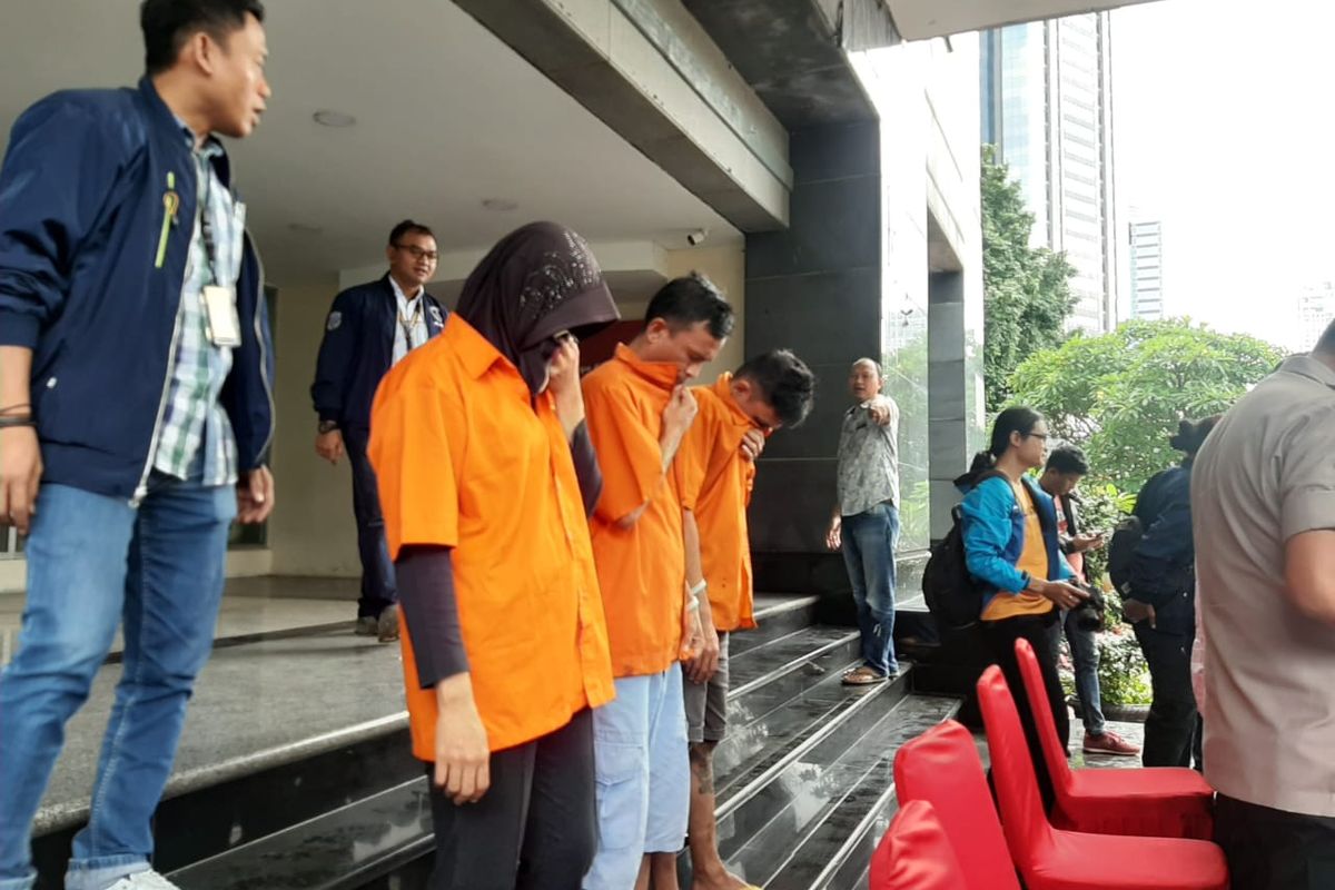 Polisi menangkap sindikat pencuri lintas negara Indonesia, Malaysia, dan Singapura dengan modus menggeser tas korban dan membawa lari. Foto diambil saat konferensi pers di Polda Metro Jaya, Jakarta Selatan, Selasa (18/2/2020).