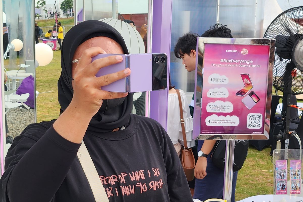 Ilustrasi seorang pengguna Galaxy Z Flip 4 memakai fitur FlexCam di HITC Jakarta 2022.