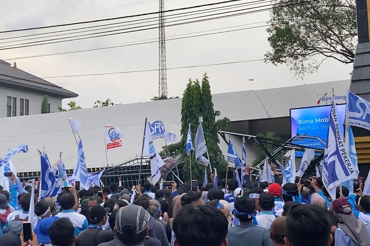 UMP Gagal Ditetapkan, Buruh Mengamuk Robohkan Gerbang Kantor Gubernur Jateng
