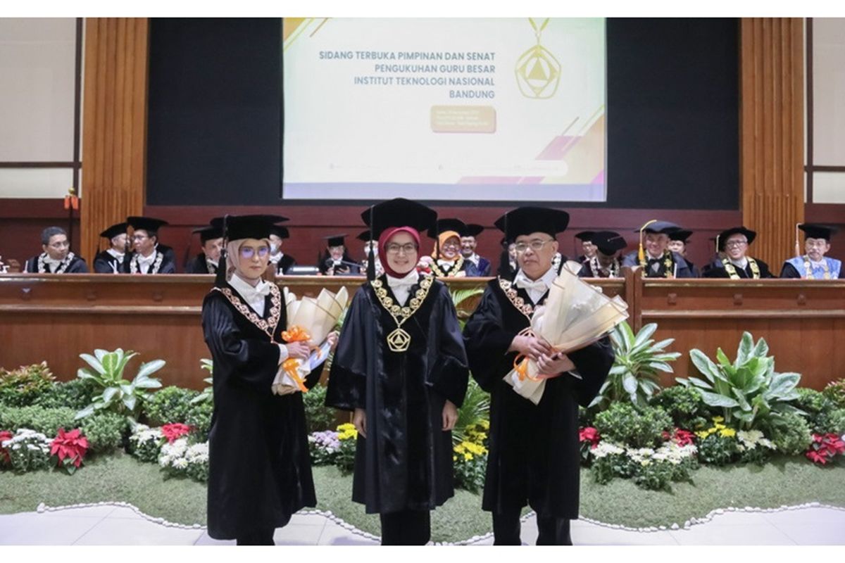 Prof Dr Waluyo ST MT dan Prof Dr Ir Etih Hartati bersama Prof Meilinda Nurbanasari PhD.