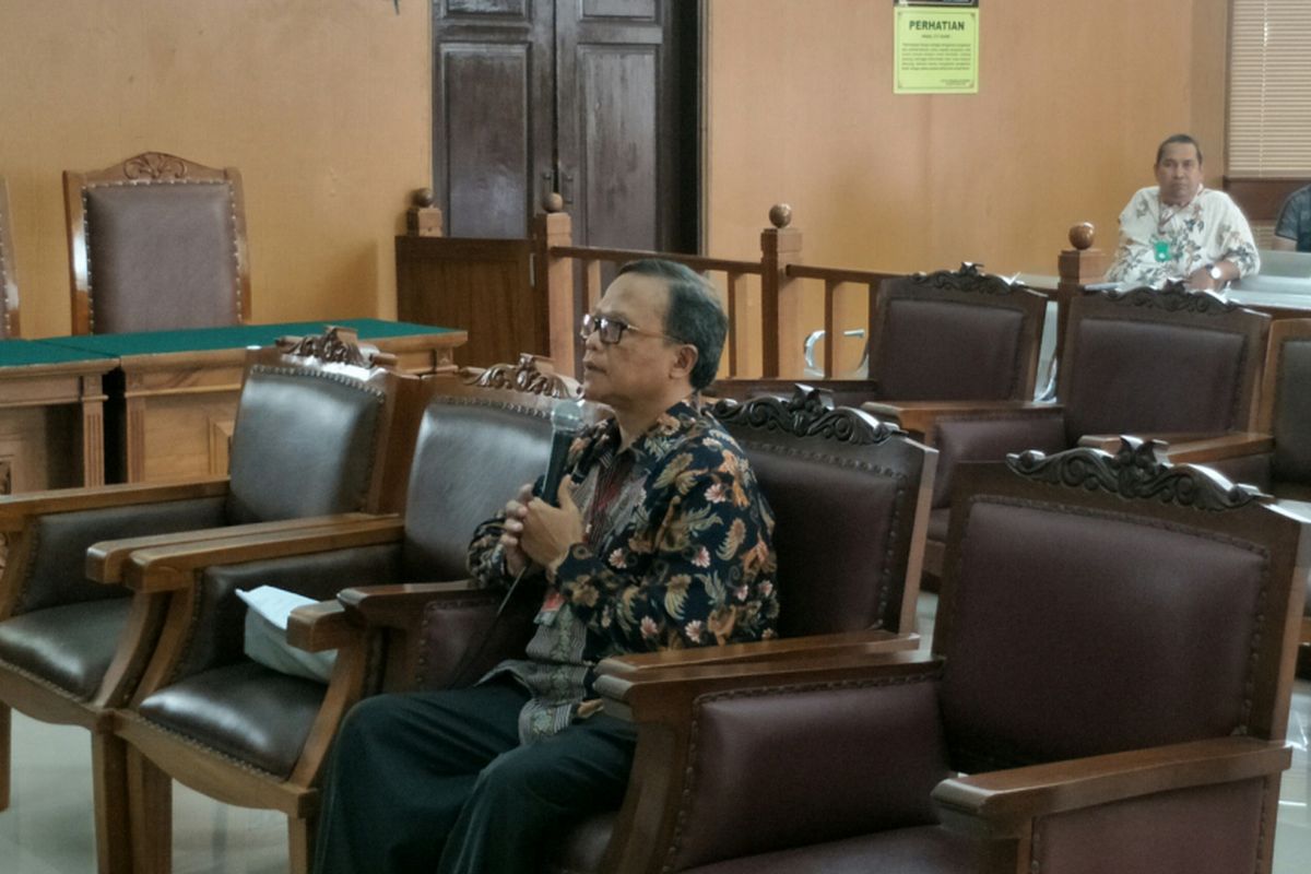 Ahli bahasa dari Badan Pengembangan dan Pembinaan Bahasa Kementerian Pendidikan dan Kebudayaan, Sriyanto, saat memberikan keterangan dalam sidang peledakan bom di Jalan MH Thamrin dengan terdakwa Aman Abdurrahman di Pengadilan Negeri Jakarta Selatan, Selasa (24/4/2018).