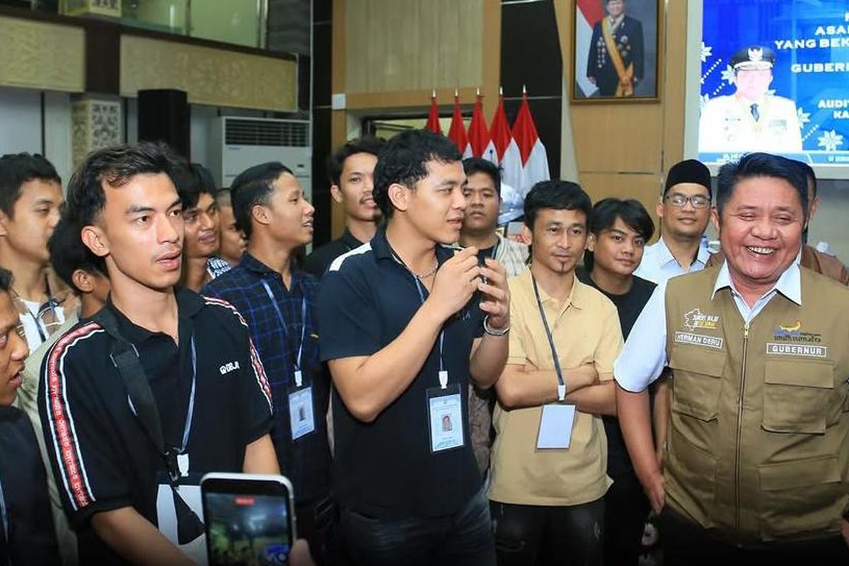 Gubernur Sumatera Selatan Herman Deru saat bertemu dengan 14 pemuda asal Palembang yang sempat terjebak di Kamboja, Senin (30/3/2026).