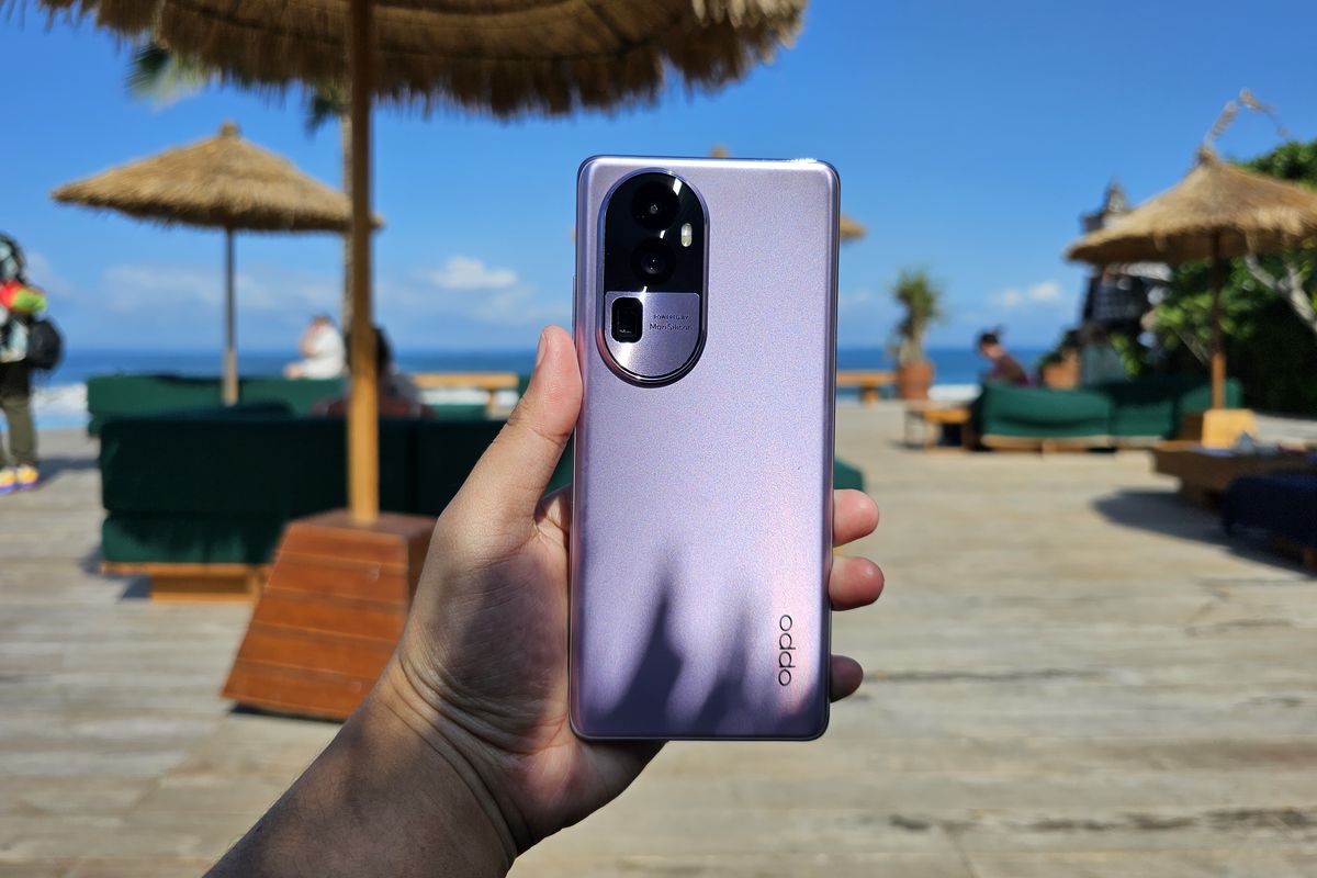 Oppo Reno 10 Pro Plus 5G memiliki bodi yang cukup tipis dan ringan, sehingga nyaman digenggam dengan satu tangan.