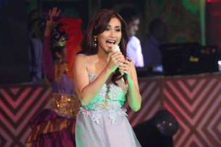 Ayu Ting Ting saat tampil dalam acara HUT TransTV di Jl Kapten Tendean, Mampang, Jakarta Selatan, Kamis (15/12/2016) malam.