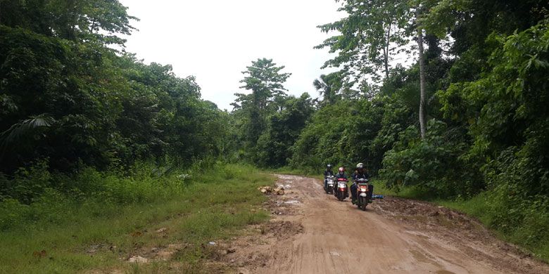 Sejumlah wisatawan saat melintasi jalan berlumpur di dalam kawasan hutan lindung Kondang Merak untuk menuju Pantai Kondang Merak, Pantai Selok dan Pantai Banyu Meneng, di Kabupaten Malang, Jatim, Minggu (31/12/2017).