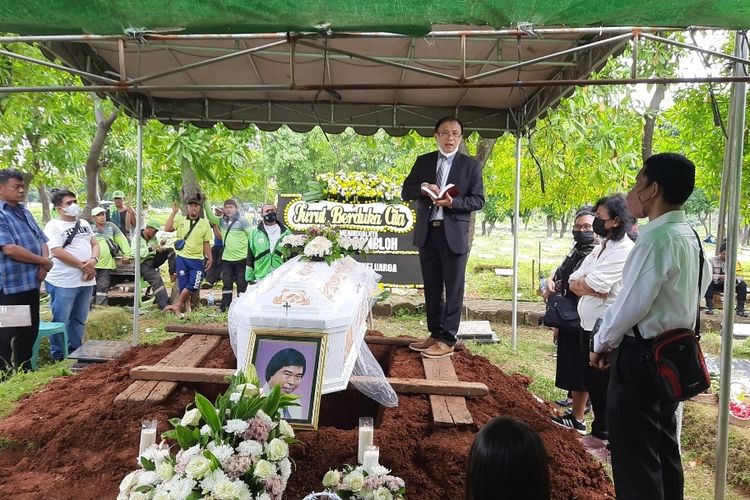 Jenazah pelawak senior Eddy Gombloh dimakamkan di TPU Tegal Alur, Kalideres, Jakarta Barat pada Jumat (5/8/2022).
