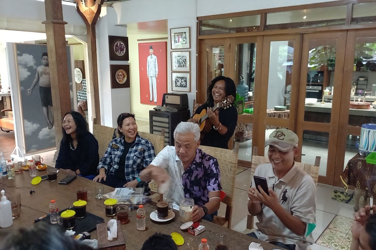 Gubernur Jateng Ganjar Pranowo saat dinyanyikan oleh Encik, Minggu (16/10/2022)