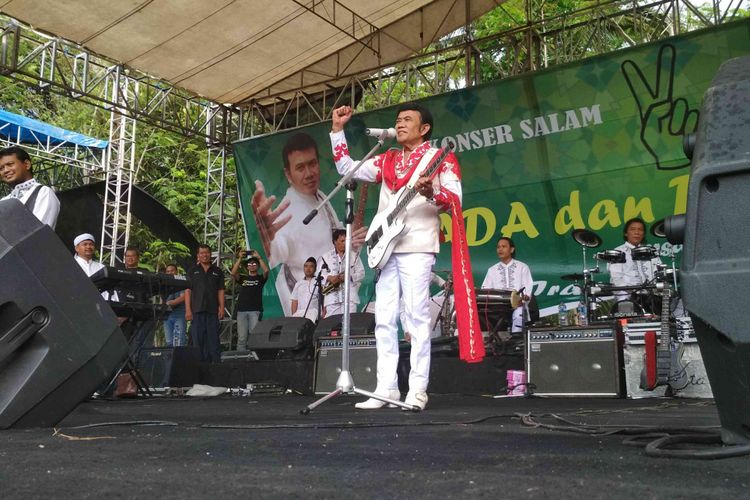 Musisi dangdut Rhoma Irama menggelar konser Salam 2 Jari untuk mendukung paslon gubernur dan wakil gubernur Jawa Tengah, Sudirman Said dan Ida Fuziyah, di Lapangan Butuh Tegalrejo, Kabupaten Magelang, Senin (23/4/2018).