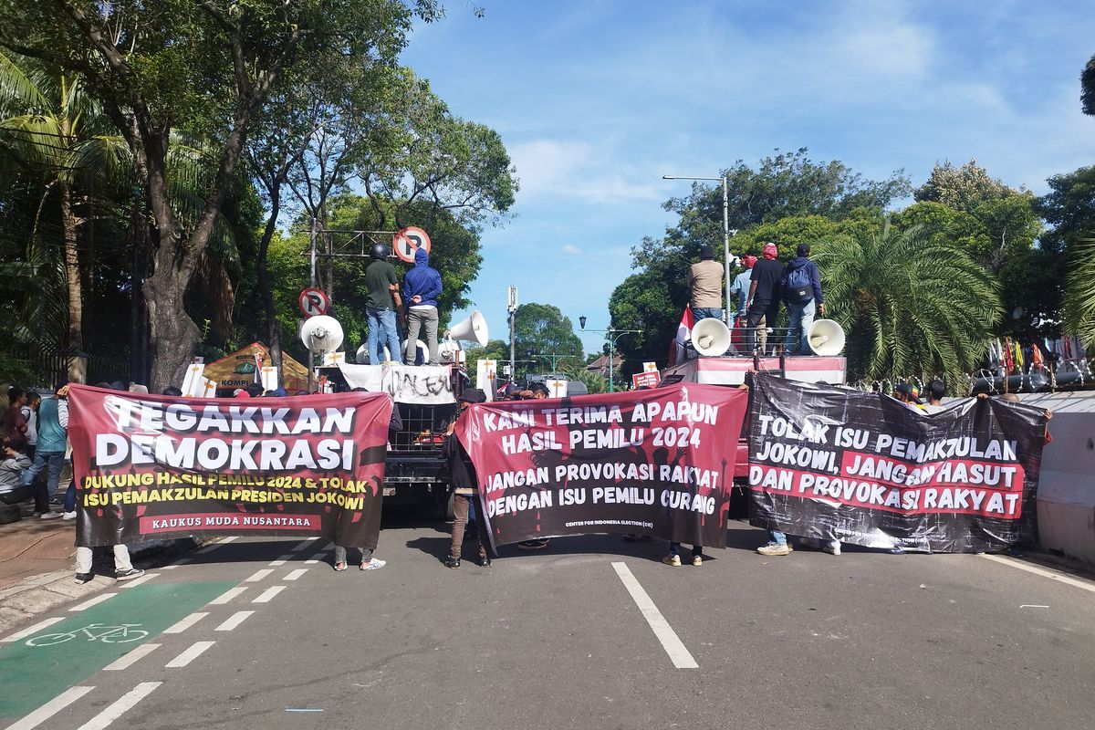 Massa demo yang pro-pemerintah tiba di depan kantor Komisi Pemilihan Umum (KPU) RI, Jalan Imam Bonjol, Menteng, Jakarta Pusat, Rabu (20/3/2024).