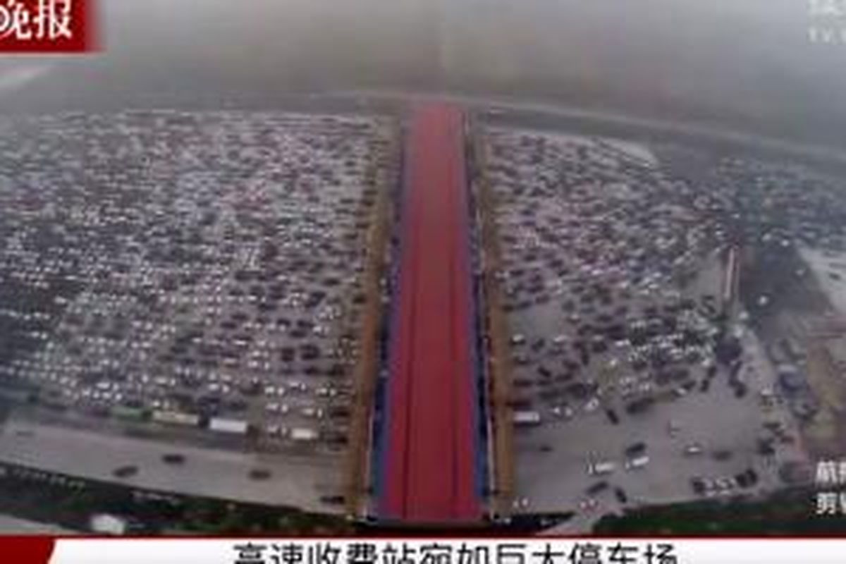 Kemacetan panjang di gerbang tol pada akhir libur panjang di Beijing, China.