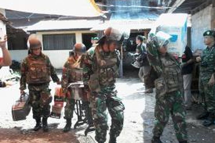 Eksekusi lahan di Jl Sungai Saddang lr 7 berhasil dieksekusi dan ratusan pasukan TNI membantu warga mengangkut barangnya, Senin (27/1/2014).
