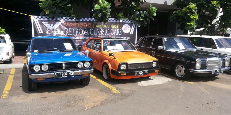 Deretan mobil retro yang meramaikan pameran Classic for The Young Generation yang diadakan Perhimpunan Penggemar Mobil Kuno Indonesia (PPMKI) di Maxxbox Lippo Village, Tangerang, Sabtu (31/3/2018). 
