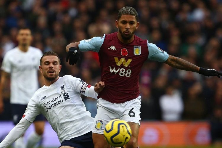 Jordan Henderson mencoba merebut bola dari Bruno Jordao pada pertandingan Aston Villa vs Liverpool dalam lanjutan Liga Inggris di Villa Park, 2 November 2019. 