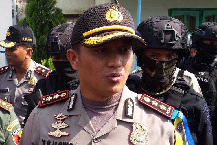 Kapolres Malang AKBP Yade Setiawan Ujung usai mendampingi tim Densus 88 Antiteror Polri menggeledah rumah terduga teroris di Singosari, Kabupaten Malang, Senin (19/6/2017)