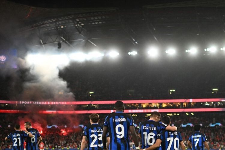 Selebrasi gol Alexis Sanchez dalam laga Liga Champions 2023-2024 antara Benfica vs Inter di Stadion Da Luz, Kamis (30/11/2023) dini hari WIB. (Photo by PATRICIA DE MELO MOREIRA / AFP)