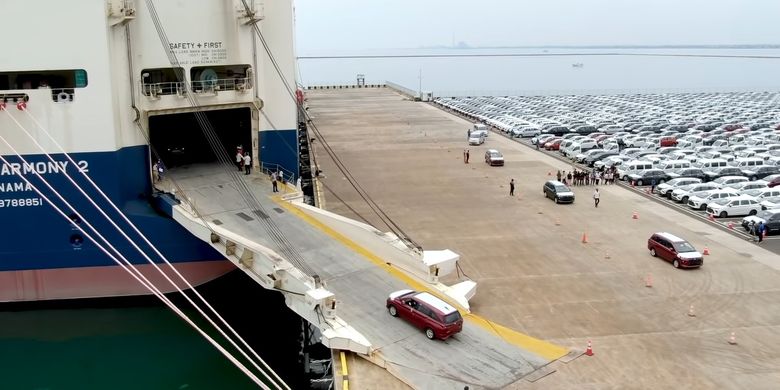 Suasana ekspor mobil dari Pelabuhan Patimban
