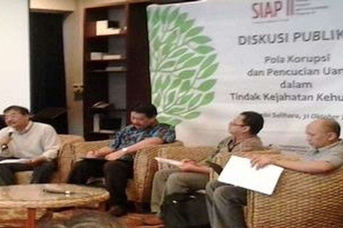 Wabah korupsi dan pencucian uang ditengarai menjadi penyebab degradasi hutan alam Indonesia. WWF Indonesia, Indonesia Working Group on Forest Finance dan Transparency Intrnational Indonesia menyatakan siap memantau pemberantasan korupsi dan pencucian uang di Sektor kehutanan. Sebab adanya tindak korupsi tersebut, dalam kurun waktu 25 tahun, tutupan hutan di pulau Sumatera berkurang setengahnya dari 25,3 juta hektar di tahub 1985 hanya menjadi 12,5 hektar di tahun 2009.
