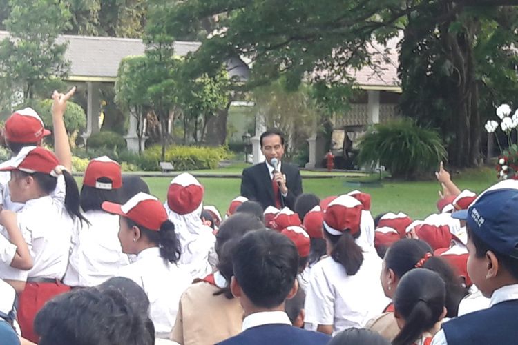 Presiden Joko Widodo menceritakan dongeng di depan 500-an siswa SD dan SMP di halaman Istana Kepresidenan, Jakarta, Rabu (17/5/2017).