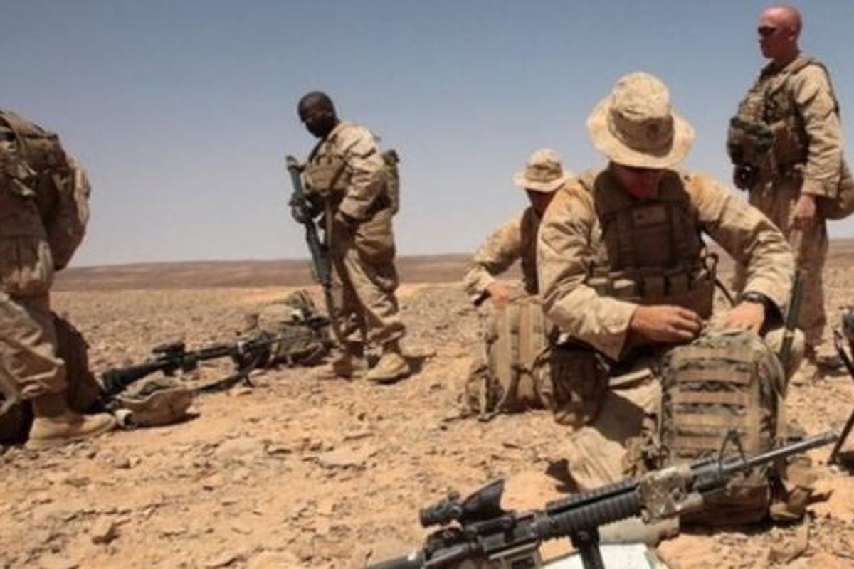 Para prajurit Angkatan Darat AS tengah mempersiapkan peralatannya 250 km dari perbatasan Jordania-Arab Saudi dalam sebuah latihan bersama militer Jordania belum lama ini. Pemerintah Jordania meminta bantuan AS untuk mengawasi dan mengamankan perbatasannya dengan Suriah.