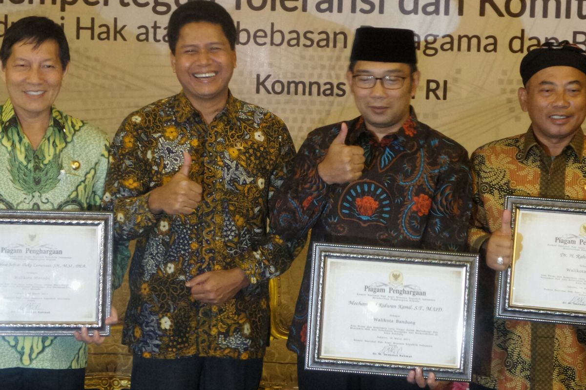 Wali Kota Manado Vicky Lumentut, Ketua Komnas HAM, Wali Kota Bandung Ridwan Kamil dan Wali Kota Bekasi Rahmat Effendi saat Kongres Nasional Kebebasan Beragama dan Berkeyakinan di Balai Kartini, Jakarta Selatan, Kamis (16/3/2017).