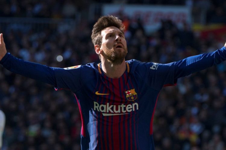 Megabintang FC Barcelona, Lionel Messi, merayakan gol yang dia cetak ke gawang Real Madrid dalam laga Liga Spanyol di Stadion Santiago Bernabeu, Madrid, pada 23 Desember 2017.