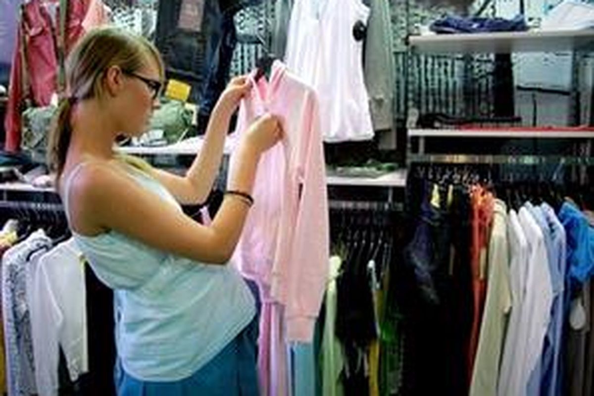 Belilah pakaian yang terasa nyaman saat dikenakan dan memiliki bahan yang berkualitas. 