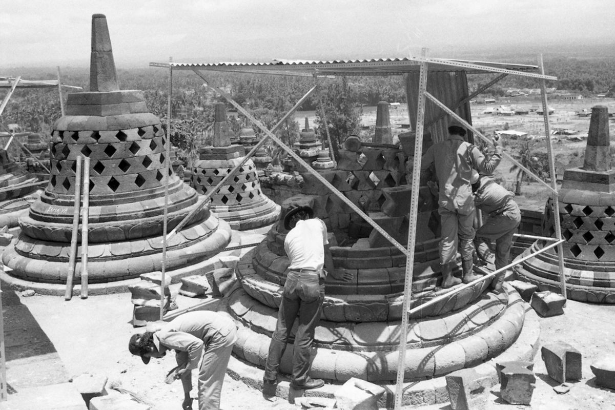 LANGSUNG DIREKONSTRUKSI -  Hanya sehari setelah ledakan bom waktu merusakkan sembilan stupa dan beberapa patung di Candi Borobudur (Jawa Tengah), para petugas purbakala langsung berusaha memperbaiki. Sesudah diteliti lebih cermat, kerusakan akibat ledakan di Borobudur bisa ditangani lebih singkat dari dugaan semula.