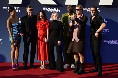 Brad Pitt Tampil Memukau dengan Rok Saat Hadiri Premiere Bullet Train