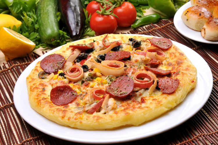 Pizza bisa memicu hipertensi kambuh karena kudapan ini tinggi natrium dan lemak jenuh.