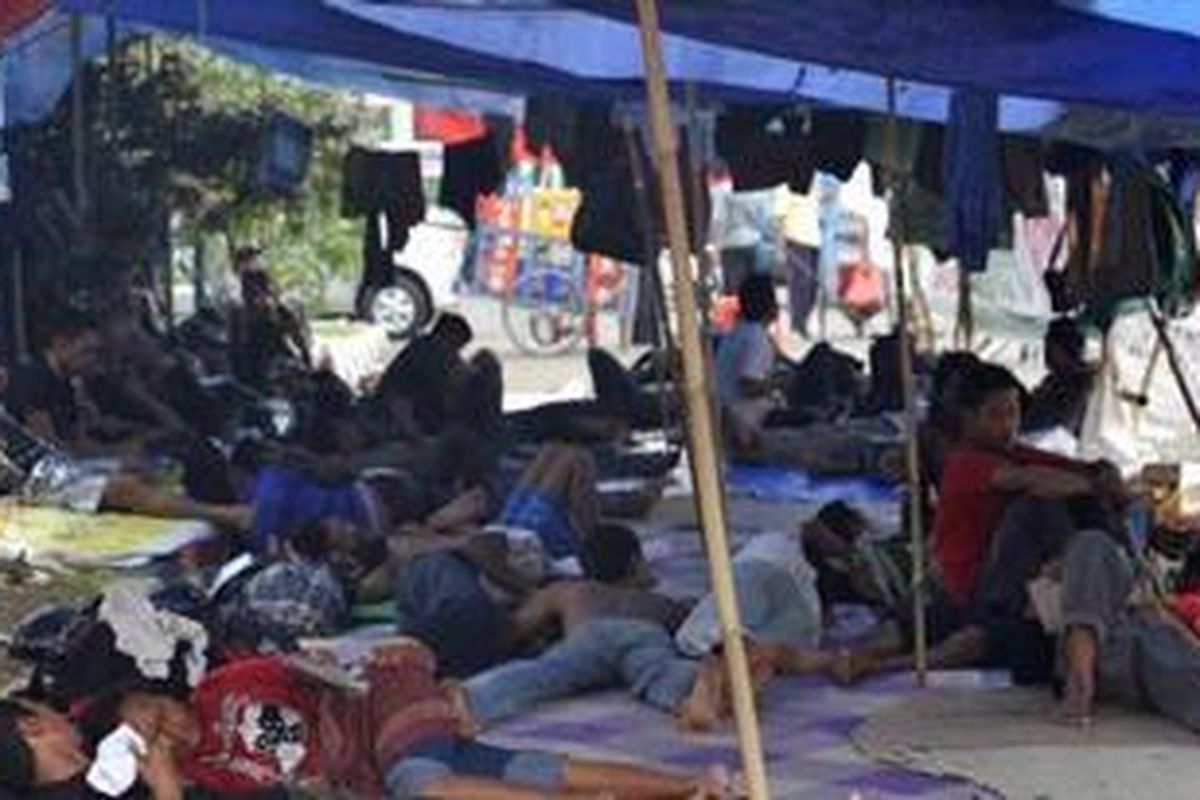 Memasuki hari ketujuh, 28 warga Pulau Padang, Kabupaten Kepulauan Meranti, Padang, masih bertahan melakukan jahit mulut di depan Gedung MPR/DPR/DPD, di Jakarta, Minggu (25/12/2011). Aksi akan terus dilakukan hingga pemerintah menghentikan kegiatan perusahaan PT Riau Andalan Pulp and Paper yang mengusahakan hutan tanaman industri dan membuat kanal-kanal. 