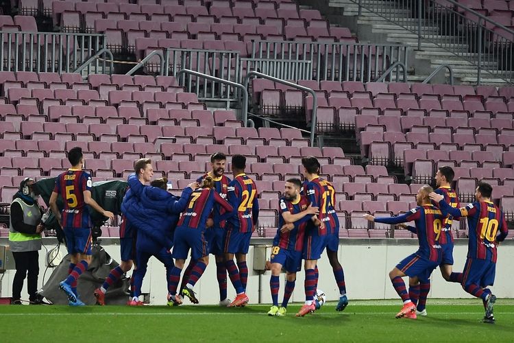 Para pemain Barcelona merayakan gol kedua yang dicetak oleh bek Gerard Pique dalam pertandingan leg kedua semifinal Copa del Rey (Piala Raja) antara Barcelona vs Sevilla di Stadion Camp Nou di Barcelona pada 3 Maret 2021.