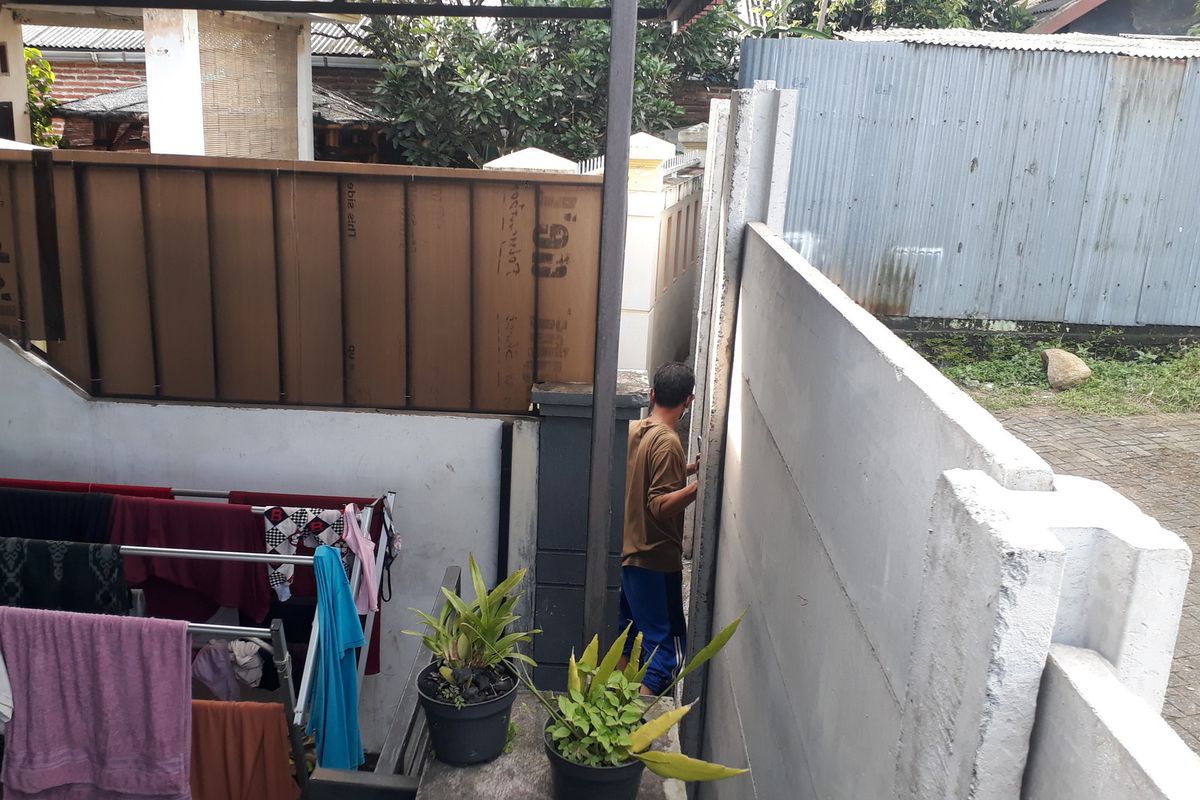 Salah satu rumah warga kehilangan akses keluar masuk akibat pemagaran tembok yang dilakukan oleh pihak perumahan Green Village Singosari.