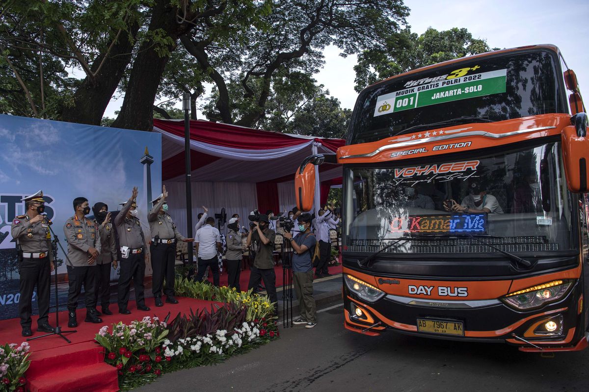 Dirlantas Polda Metro Jaya Kombes Pol Sambodo Purnono (kiri) bersama Kabid Humas Kombes Pol Endra Zulpan (kedua kiri) melepas bus berisi para pemudik dalam Mudik Gratis Polri 2022 di kompleks Gelora Bung Karno, Jakarta, Senin (25/4/2022). Polda Metro Jaya memberangkatkan sebanyak 540 pemudik dengan 13 bus pada hari pertama pemberangkatan Mudik Gratis Polri 2022 dari Jakarta ke 21 kota tujuan di Pulau Jawa.