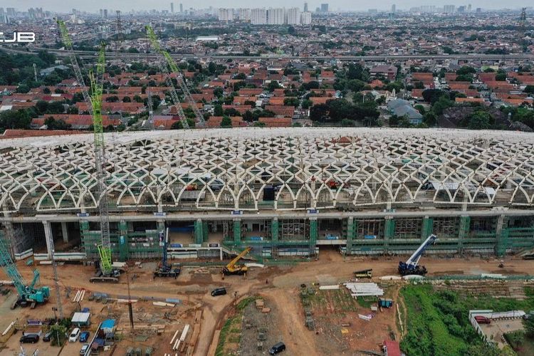 Progres pembangunan Stasiun Halim Kereta Cepat Jakarta-Bandung.