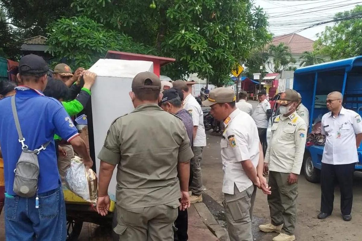 Petugas gabungan Kelurahan Tugu Utara menertibkan pedagang kaki lima (PKL) yang berjualan di depan Jakarta Islamic Center (JIC), Koja, Jakarta Utara pada Rabu (29/3/2023).