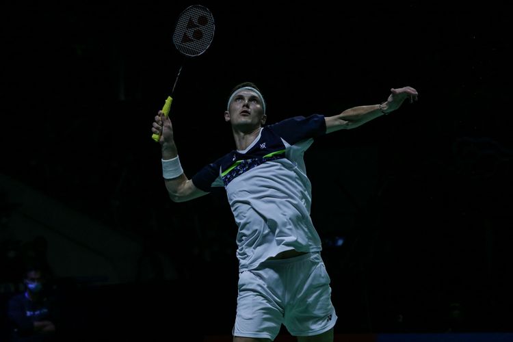 Tunggal putra Denmark, Viktor Axelsen bertanding melawan tunggal putra China Zhao Jun Peng pada laga final Indonesia Open 2022 di Istora Senayan, Jakarta, Minggu (19/6/2022). Axelsen mengalahkan Zhao Jun Peng dua gim langsung, via skor 21-9 dan 21-10.